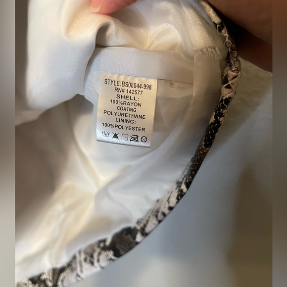 ⭐️Blashe size Large fake snake skin print skirt/Worn once. Buttons/zipper - Picture 6 of 9